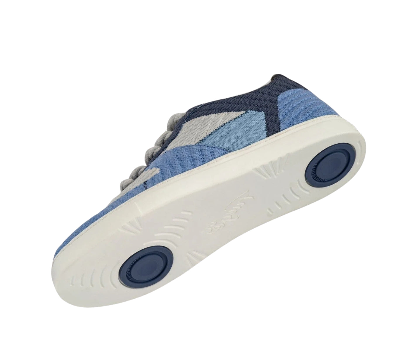 Blau-weiße Fuego Jade Dance Sneakers in Blau mit abgewinkelter Sohlenansicht und zwei runden marineblauen Traktionspads.